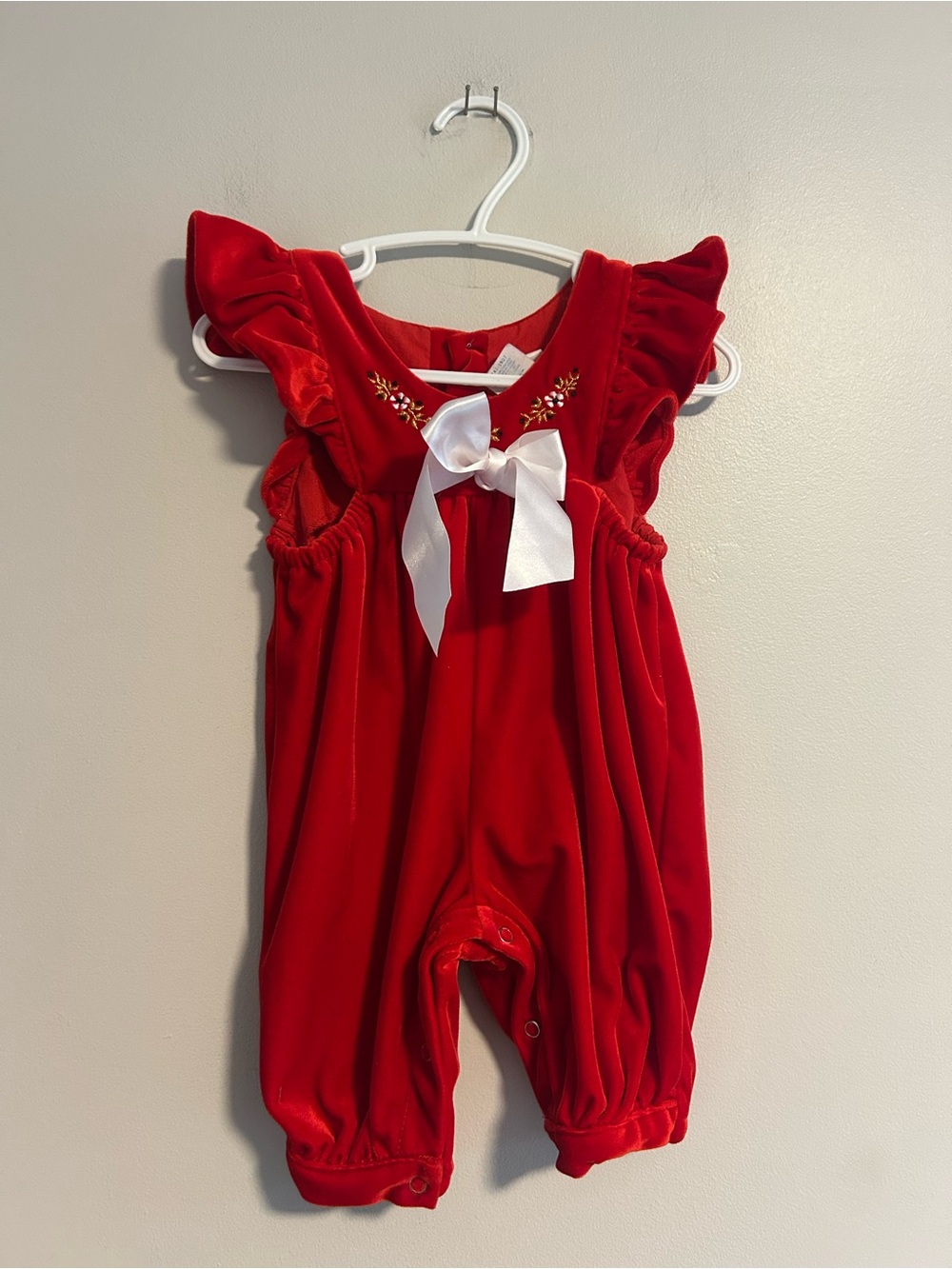 Vintage 3/6m Red Velvet short ruffle sleeve pants Romper w floral trim White Bow